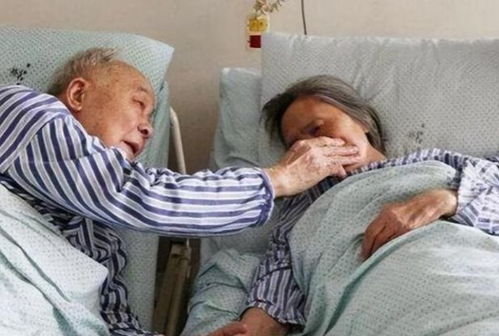 瘫痪哥哥躺在病床上无助眼神