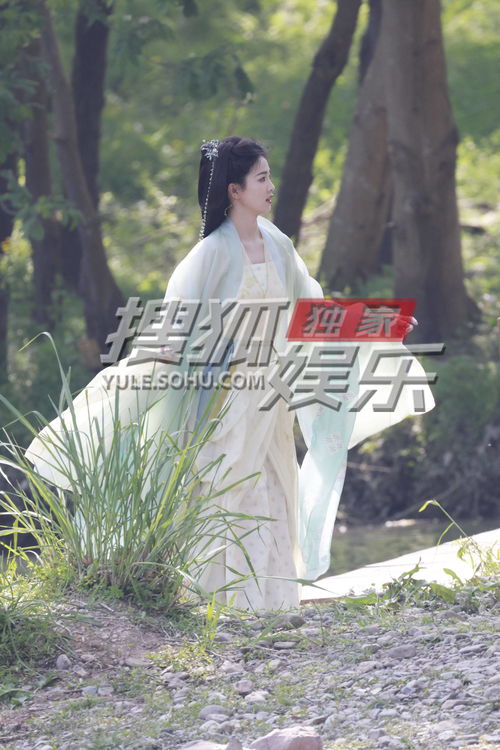 曾舜晞与白鹿古装深情对视剧照