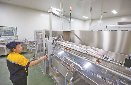 工厂生产线忙碌景象