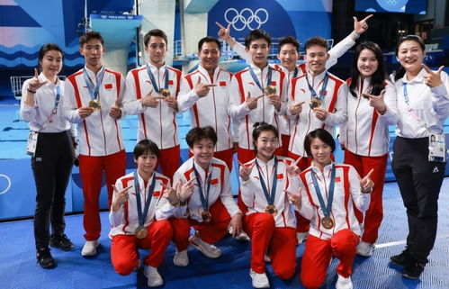 中国跳水队全体成员在颁奖台上合影留念