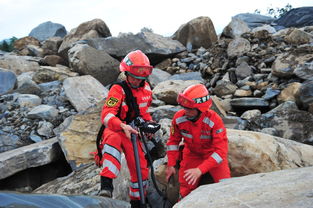救援人员在贵州六冲河进行搜救工作