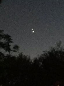 西安夜空惊现神秘条状物，网友热议：是龙？还是UFO？