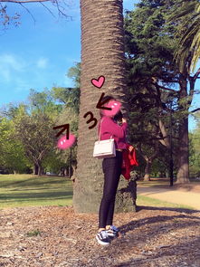 两个朋友在公园里散步