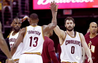 阿门汤普森与队友击掌庆祝胜利