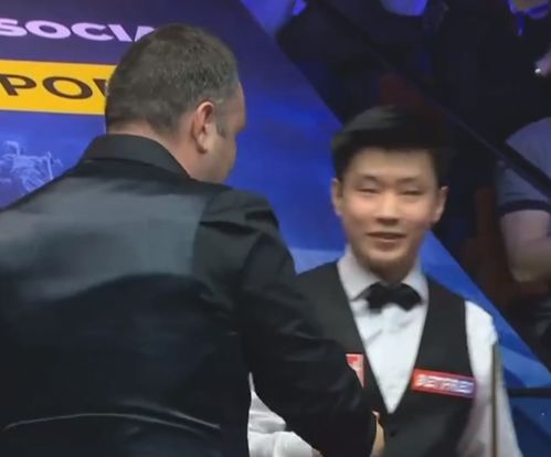 赵心童向观众挥手致意