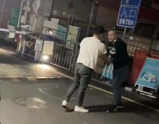 两名男子握手言和