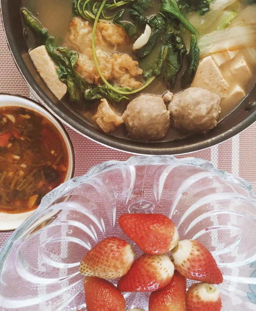 一个人在厨房做水煮菜