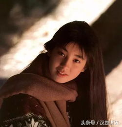 女孩抱着母亲的老照片流泪