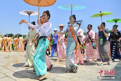傣族园中身着传统服饰的表演者
