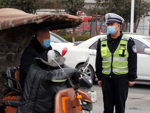 高速交警在夜间执勤疏导交通