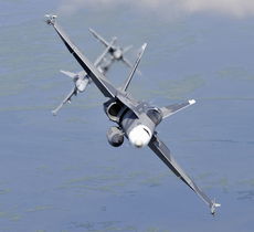 F-16战机在空中飞行