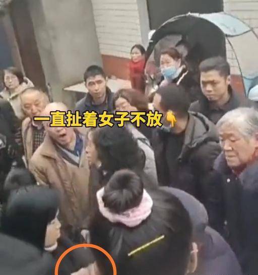 年轻人扶起老人<p>“仰不愧于天，俯不怍于人”这句话出自《孟子》，意思是做人要对得起天地良心，也要无愧于他人。这是一种内心的坦荡与自省。</p><p>我们每个人都曾面临选择：是坚持原则还是随波逐流？是诚实守信还是敷衍了事？有时候，做一个正直的人并不容易，甚至会吃亏。但正是这些看似吃亏的选择，塑造了我们的人格，让我们活得更有底气。</p><p>就像朱熹告诫儿子的那样：“勤谨二字，循之而上，有无限好事。”做人做事，贵在踏实、真诚、自律。当你做到问心无愧时，那种内心的力量和安宁，才是最真实的快乐。</p><h2 id=