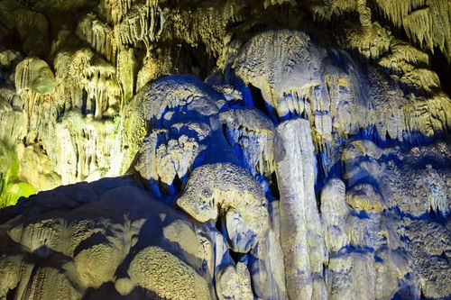 钟乳石上刻有到此一游字样特写