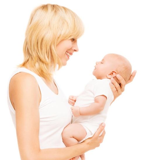 母亲抱着新生宝宝幸福微笑