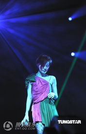 王菲收工后小跑着下班，天后日常也太圈粉了吧！