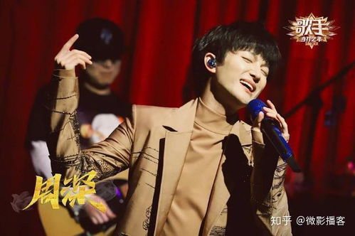 周深在月牙泉边唱歌的现场照片