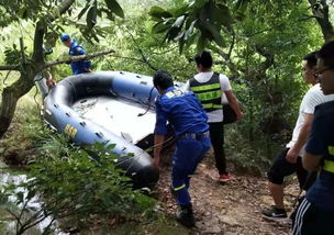 蓝天救援队正在进行野外搜救