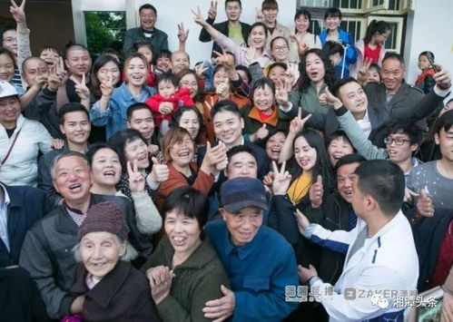 刘强东回乡与村民合影