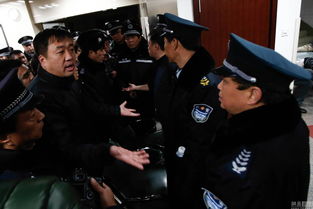 家属在医院外焦急等待图片<p>他表示，全家原本打算周末去郊游放松一下，没想到却遭遇飞来横祸。“我们只希望孩子能挺过去，也希望这样的事情不要再发生在别人身上。”</p><h2 id=