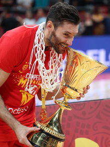 赵心童手捧奖杯庆祝胜利