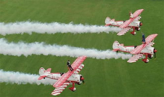 飞机在空中盘旋形成佩奇图案