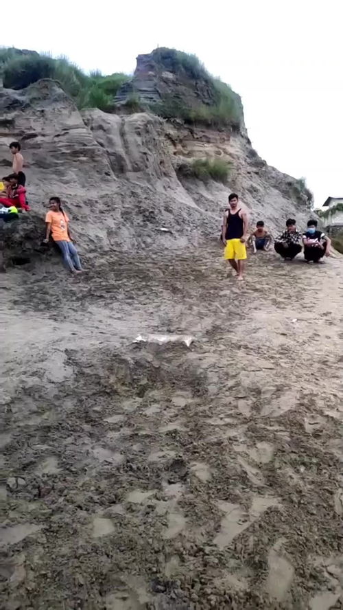 巴基斯坦农民在干涸的农田中劳作