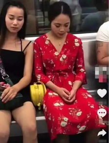 两位女生初次见面在地铁站前合影