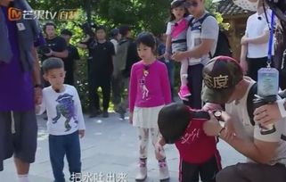 粉丝围观刘畊宏街头拍摄过程