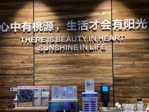 胖东来员工为顾客提供帮助场景图