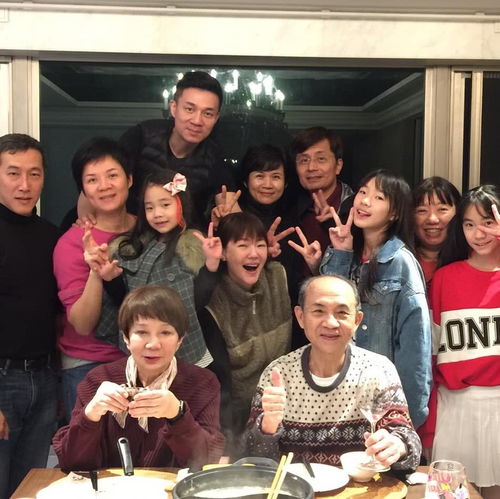 李声腾与家人合影照片