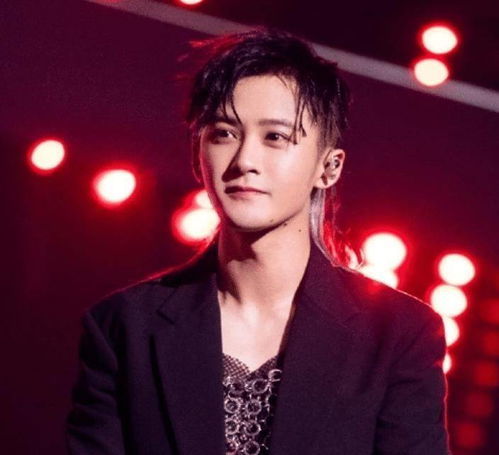 檀健次演唱会灯光秀现场图<br><br><p>随着《梦的边界》前奏响起，舞台地面开始缓缓旋转，配合着环绕立体声效，瞬间将观众带入了一个梦幻世界。不少观众忍不住站起来鼓掌，甚至有人激动得流下了眼泪。</p><br><h2 id=