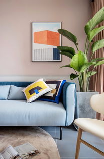 女生整理房间准备接待访客