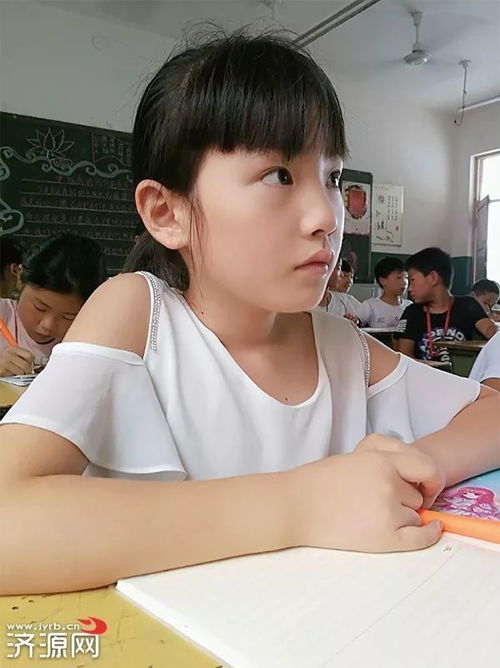 山区孩子认真听讲<p>“得天下英才而教育之”是孟子所说的第三大乐。这不仅是老师的理想，也是每一个愿意传递知识、影响他人的人所能体会到的成就感。</p><p>我曾经教过一个叫小雨的女孩写作。她第一次写作文时连基本语句都不通顺，但经过几个月的努力，她竟然写出了一篇感人至深的文章。那天她跑过来抱住我说：“老师，谢谢你没放弃我！”那一刻，我真的感受到一种无法言喻的喜悦。</p><p>教育不是灌输，而是点燃心灵的火焰。当我们用自己的知识、经验、热情去点亮别人的人生时，那种满足感远远超过任何物质回报。</p><h3>结语：做自己的君子，活出真实的人生</h3><p>“君子三乐”听起来很遥远，其实它就藏在我们的生活中。它不在于地位高低、财富多少，而在于内心的充实与平静。</p><p>愿我们都能在喧嚣的世界中，守住内心的那份纯粹；在平凡的日子里，找到属于自己的三重快乐。</p><p style=