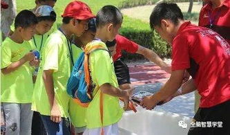 母亲蹲下与孩子平视交流