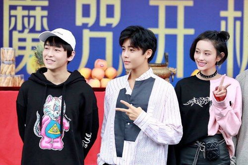 彭昱畅侯明昊主演奇幻剧《异人之下》剧照<p>另一部备受关注的剧集是改编自同名漫画的奇幻剧《异人之下之决战碧游村》，由彭昱畅与侯明昊主演，全剧共13集，主打热血战斗与神秘世界观。</p><p>据悉，该剧早在去年六月便已完成拍摄，如今终于确认将在2025年1月18日左右排播。虽然不在五月首播，但作为腾讯视频储备的重点项目之一，它依然是今年不可忽视的大热之作。</p><p>喜欢国风奇幻题材的朋友一定不能错过这部作品，尤其是对原作粉丝来说，绝对是一场视觉盛宴。</p><br><h2 id=