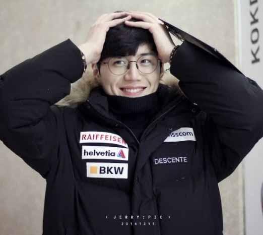 金宣虎在后台偷笑