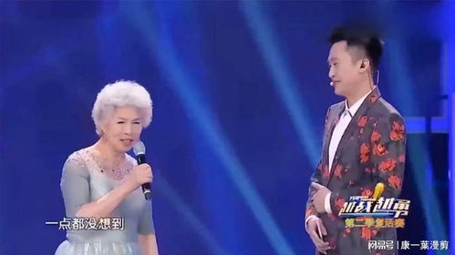 朱世杰在舞台上演唱歌曲