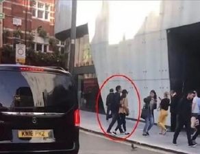 章泽天与两个孩子在伦敦街头散步