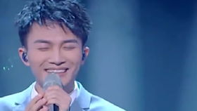 月牙泉边周深和观众合唱《小美满》，一场治愈心灵的音乐盛宴