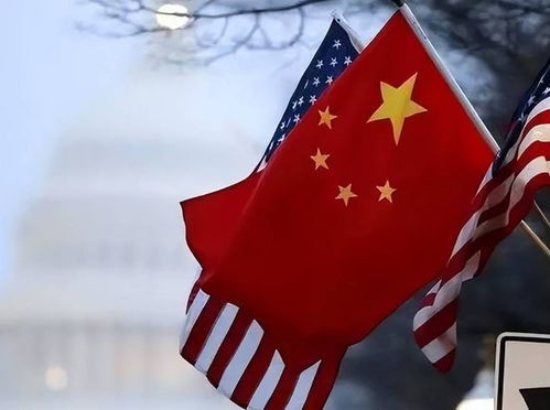 中美两国国旗背景下的贸易谈判会议现场