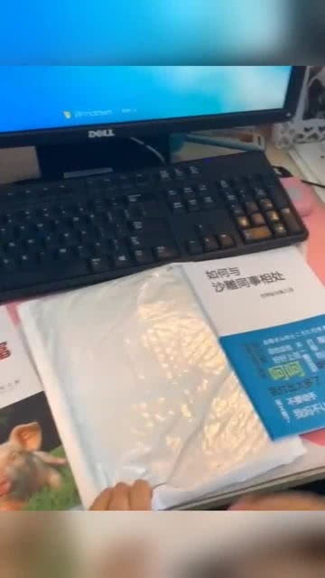 一本摊开的笔记本旁边放着一杯热茶和一支钢笔