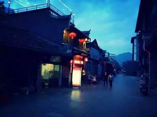 小众古镇游客悠闲散步