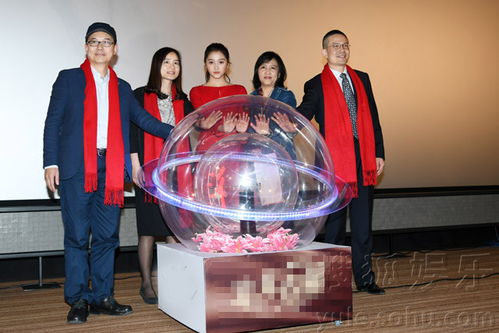 母女一起做饭的画面