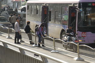 公交站台人群聚集示意图