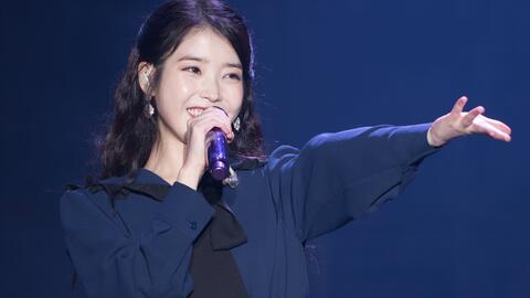 IU演唱会现场激情演唱画面<br>