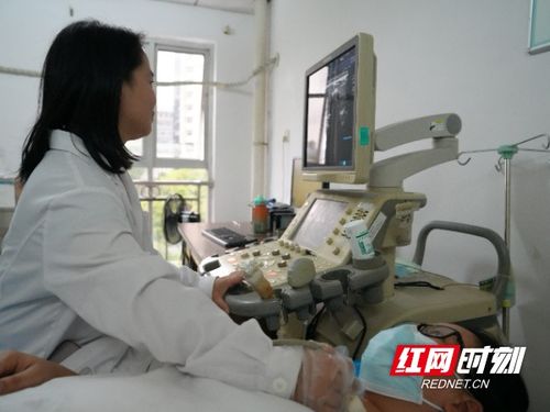 医生为患者做超声检查