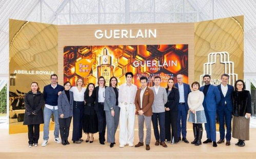 娇兰发布会现场王鹤棣与品牌代表合影