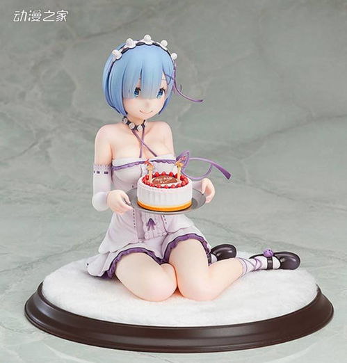 年轻人手持拉布布手办微笑