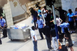 街头卖糖画的小贩和排队的孩子