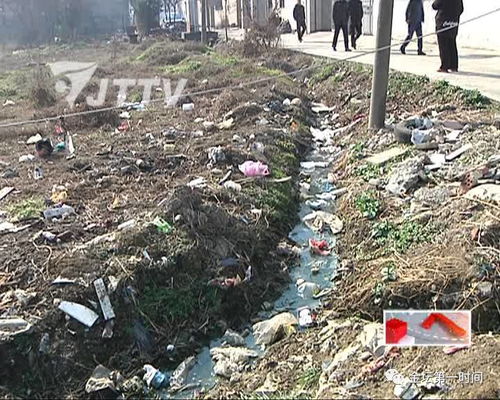 居民讨论污水问题现场